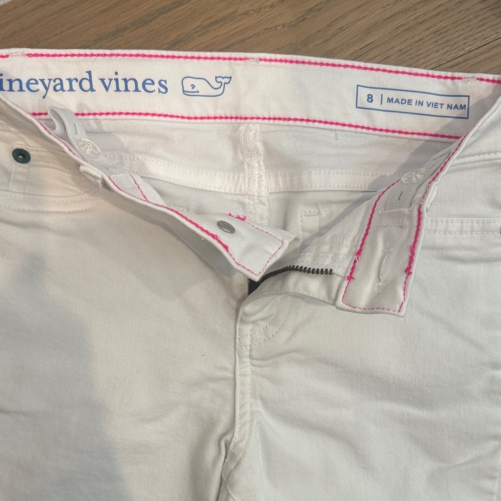 Vineyard Vines White Jeans with Subtle Pink Detail